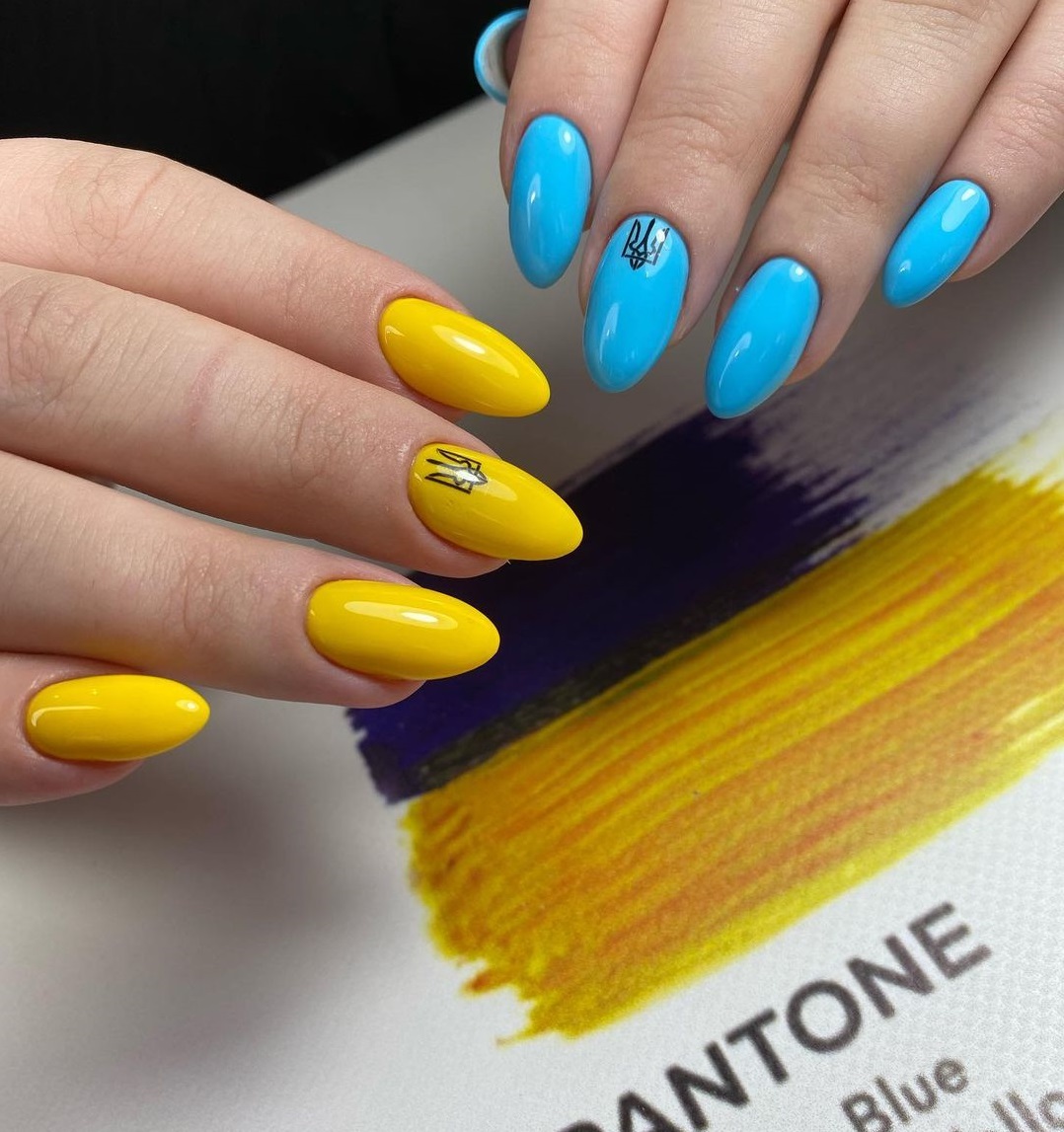 Идеи патриотического маникюра в желто-голубых цветах для празднования Дня Независимости Украины: фото