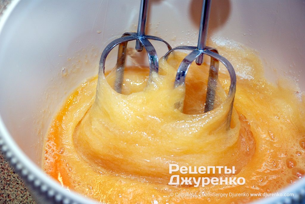 Кулінар поділився рецептом бісквітних коржів, які виходять завжди