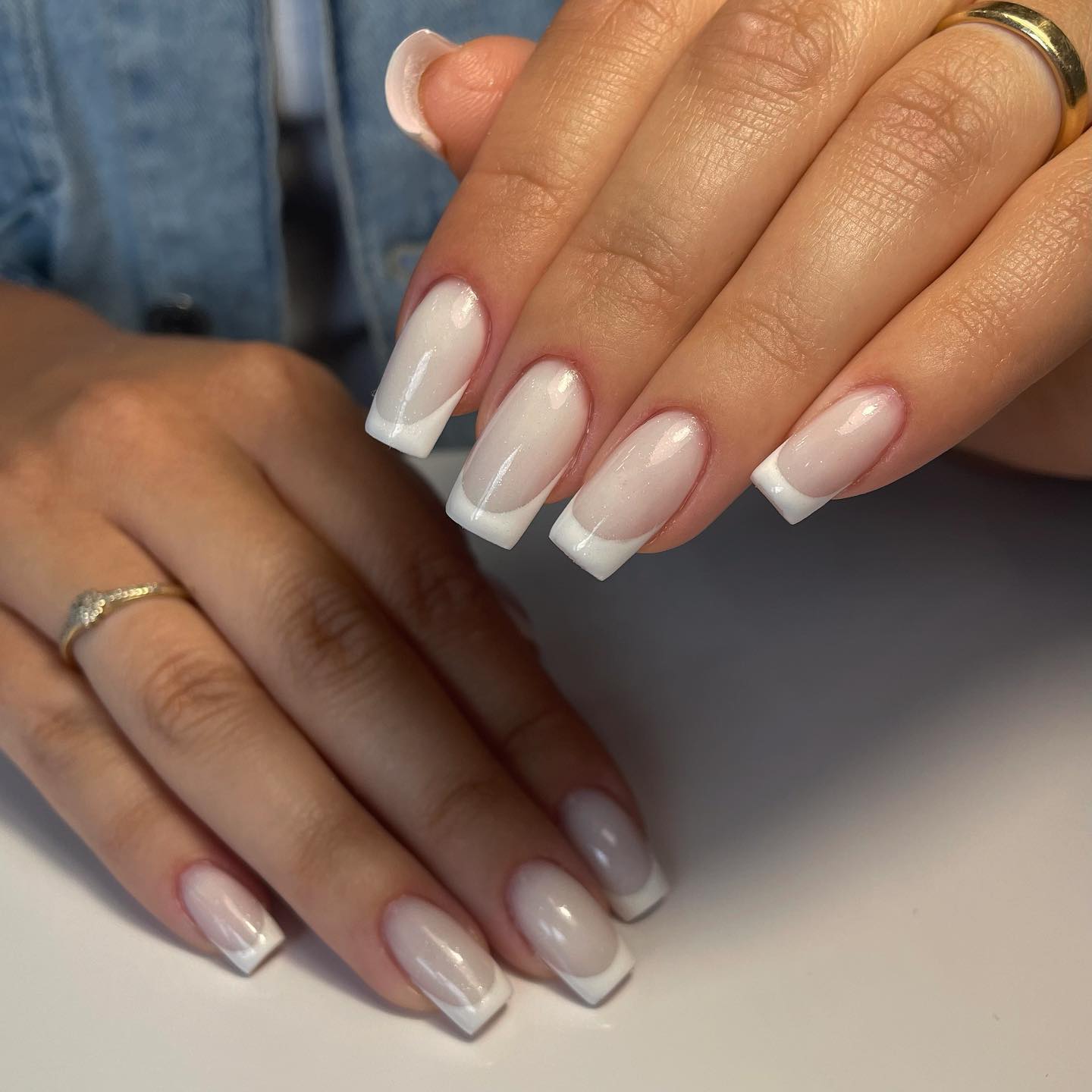 Білий манікюр не виходить із моди: ідеї стильних дизайнів на осінь 2024