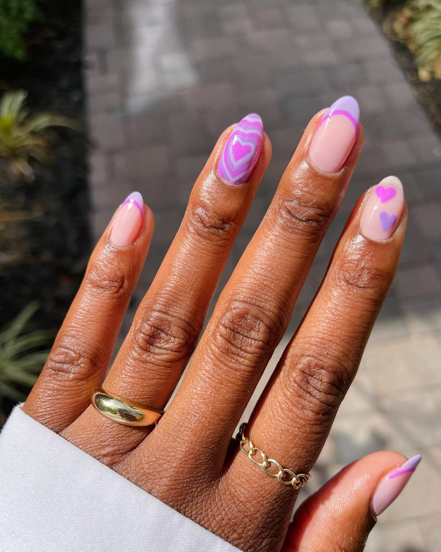 8 ідей фіолетового французького манікюру: від блискучих кінчиків до лавандових акцентів