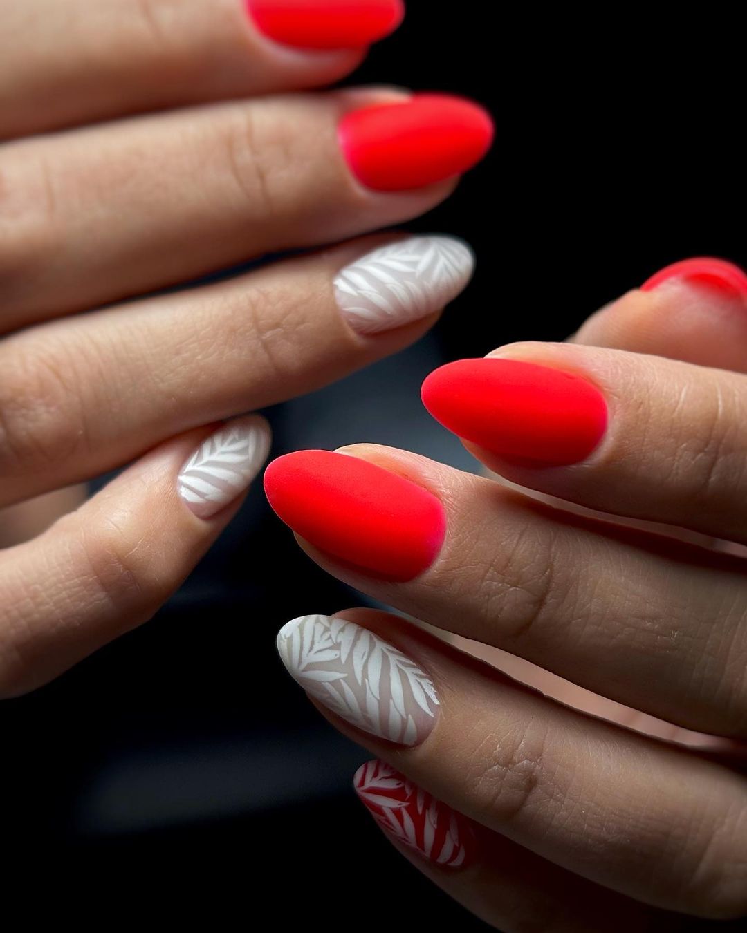 Червоний манікюр - вічна класика, яка завжди у тренді: ідеї дизайнів на осінь 2024