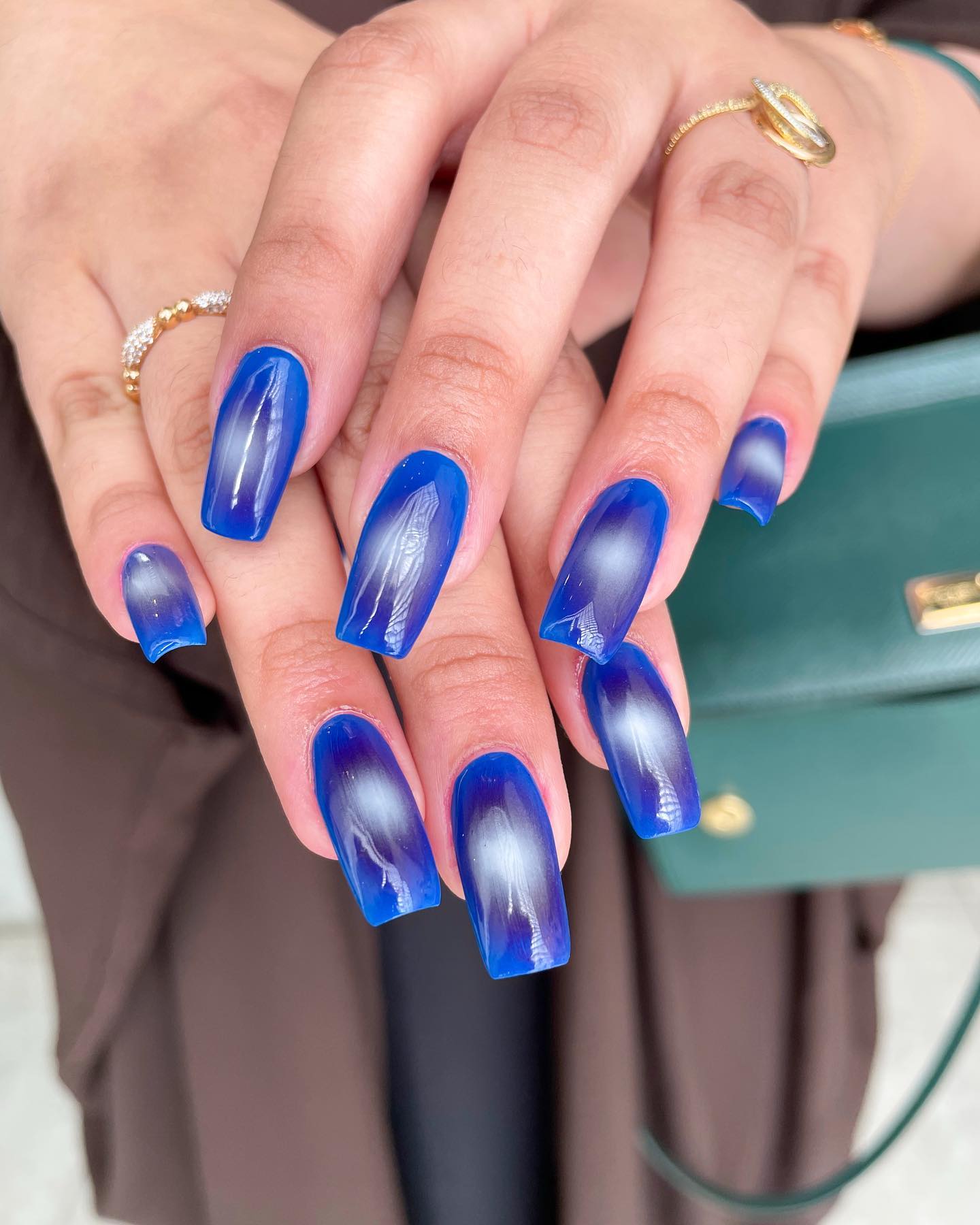 Який вигляд має трендовий манікюр з аурою: ідеї стильних дизайнів