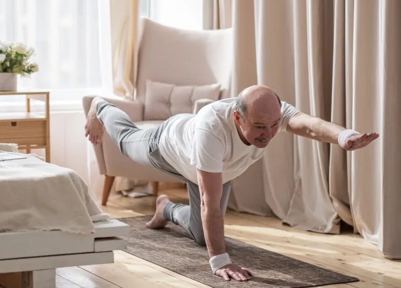 6 найкращих вправ з вагою, які уповільнюють старіння