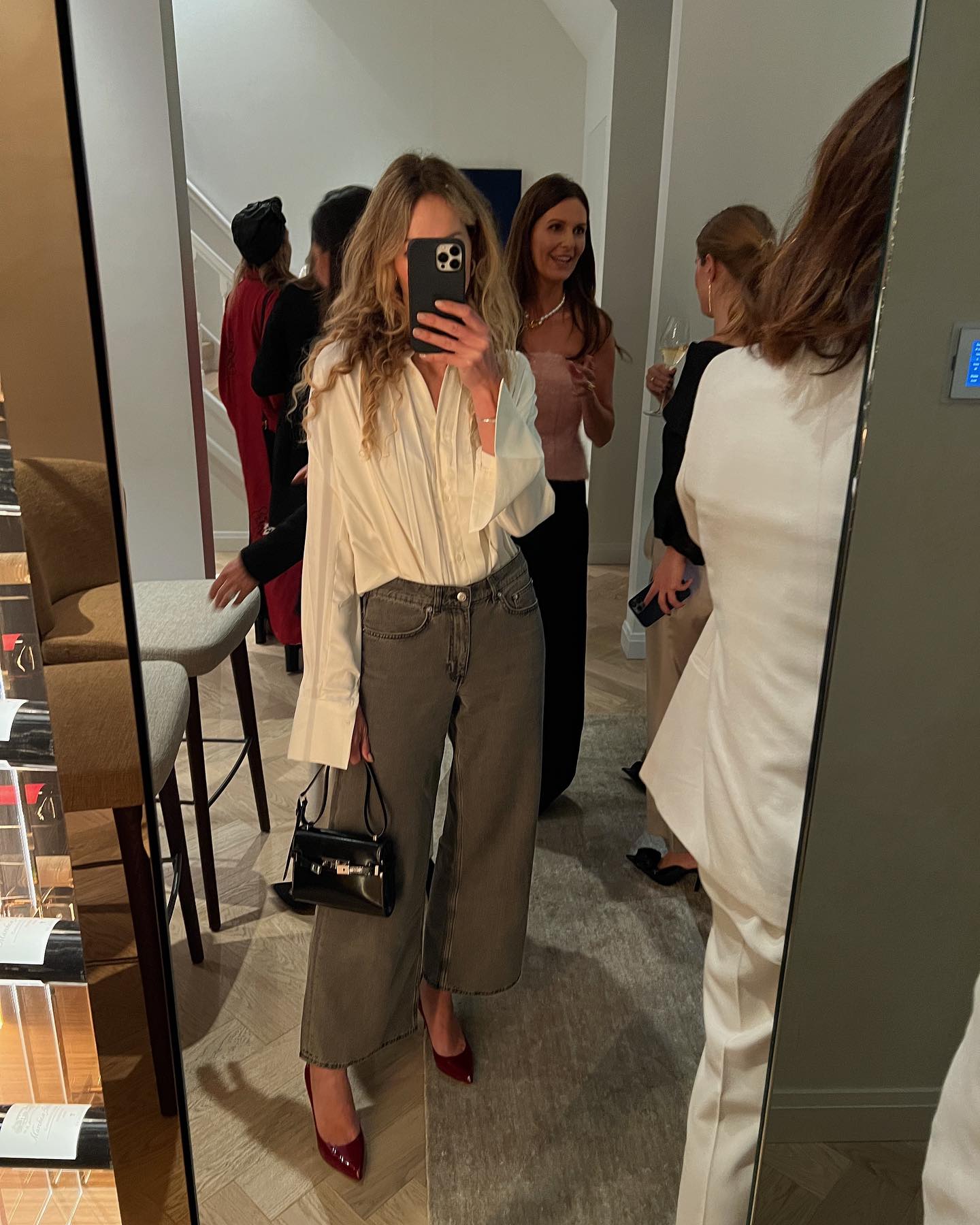 Сірий - не означає нудний: блогерка показала, з чим носити трендові джинси