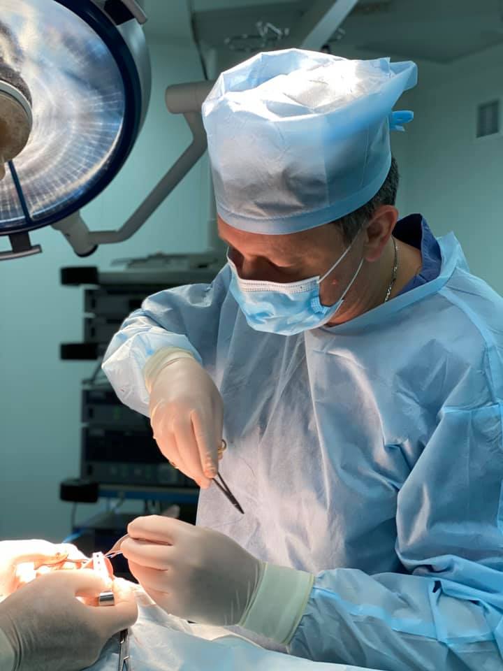 Від 3 до 12 тис. доларів, а комусь - безкоштовно. Хірург відверто розповів про "пластику" в Україні