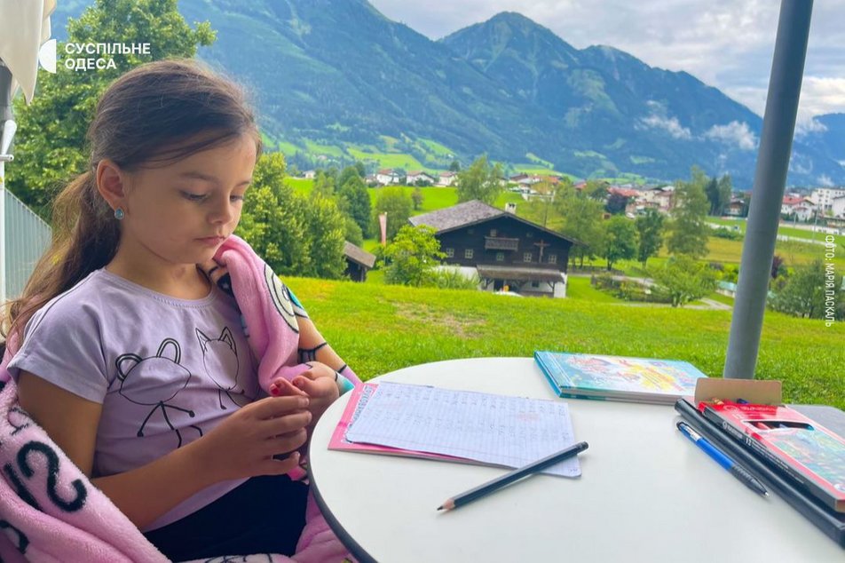 Шестилетняя гимнастка, потерявшая ногу в результате российских обстрелов, возвращается к тренировкам (видео)