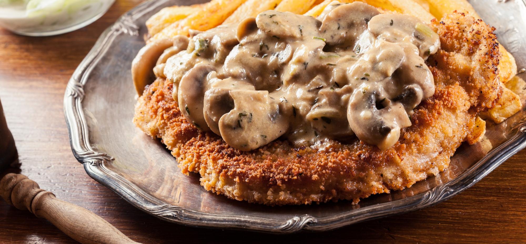 Чудово підійде на вечерю: як приготувати мисливський шніцель з грибним соусом