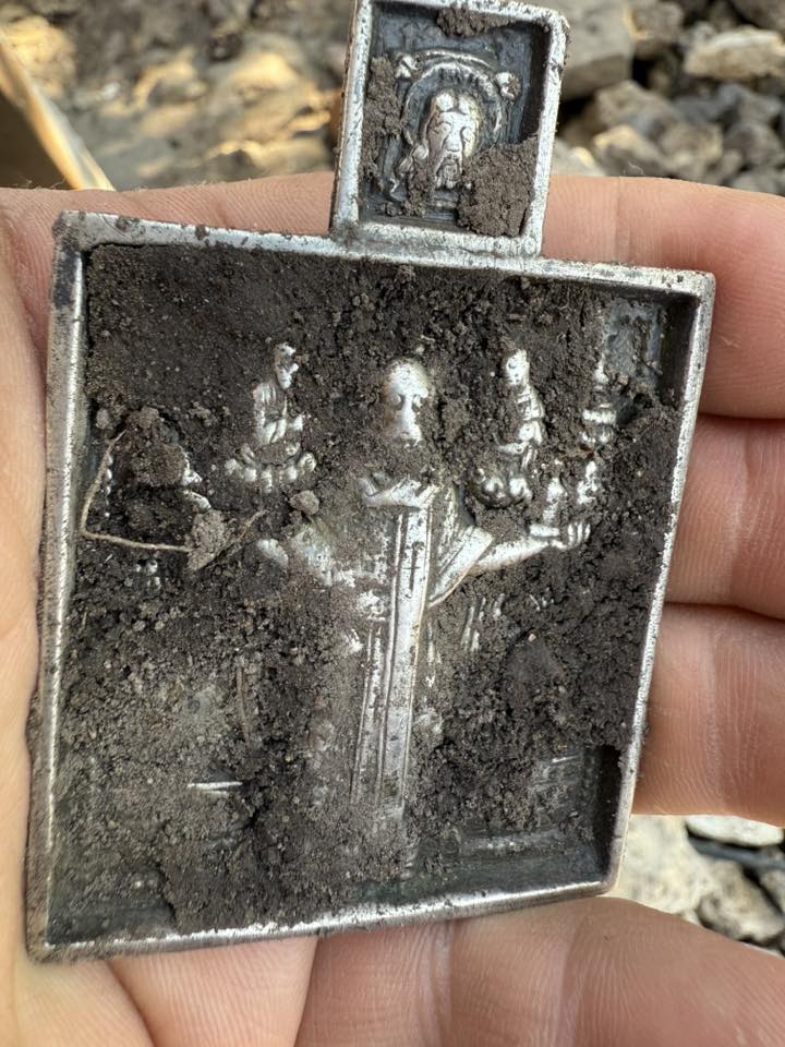 Священник з Тернополя знайшов на власному подвір'ї глечик зі скарбом XIX століття