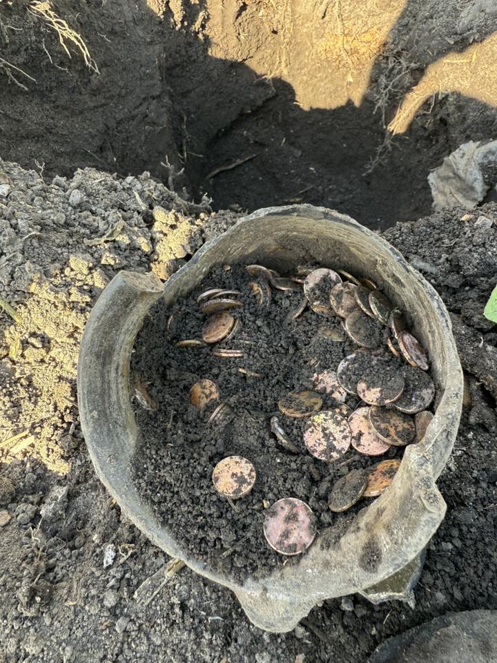 Священник з Тернополя знайшов на власному подвір'ї глечик зі скарбом XIX століття