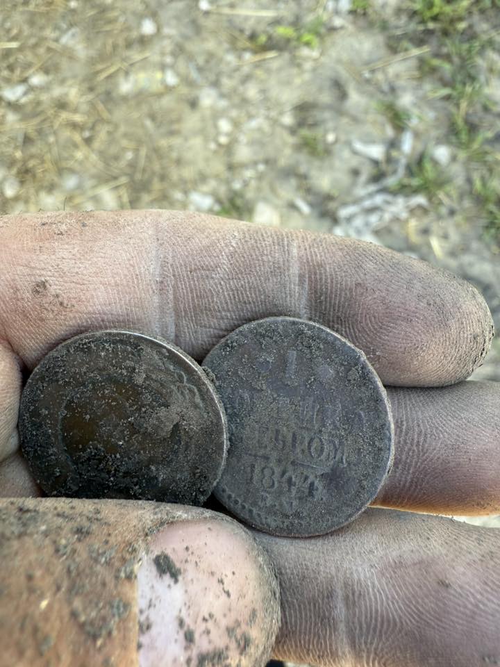 Священник з Тернополя знайшов на власному подвір'ї глечик зі скарбом XIX століття