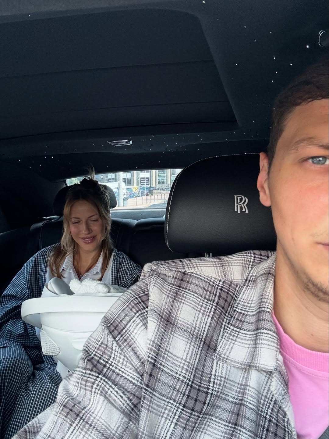 Какой "лук" выбрала Леся Никитюк для выписки из роддома: элегантность в сером oversize-костюме