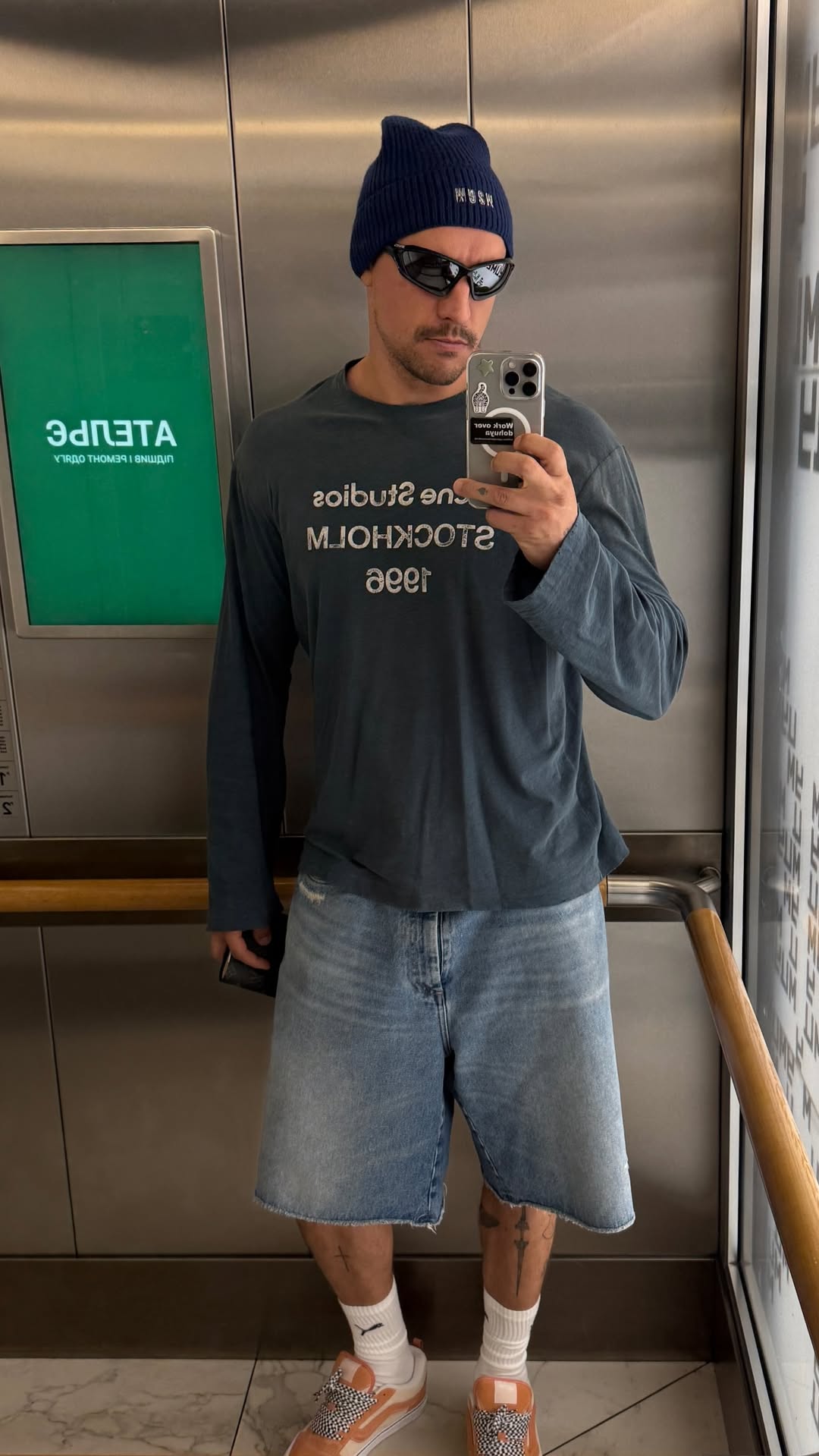 Модний образ з простих речей: як "Холостяк" Цимбалюк стилізує шорти та лонгслів