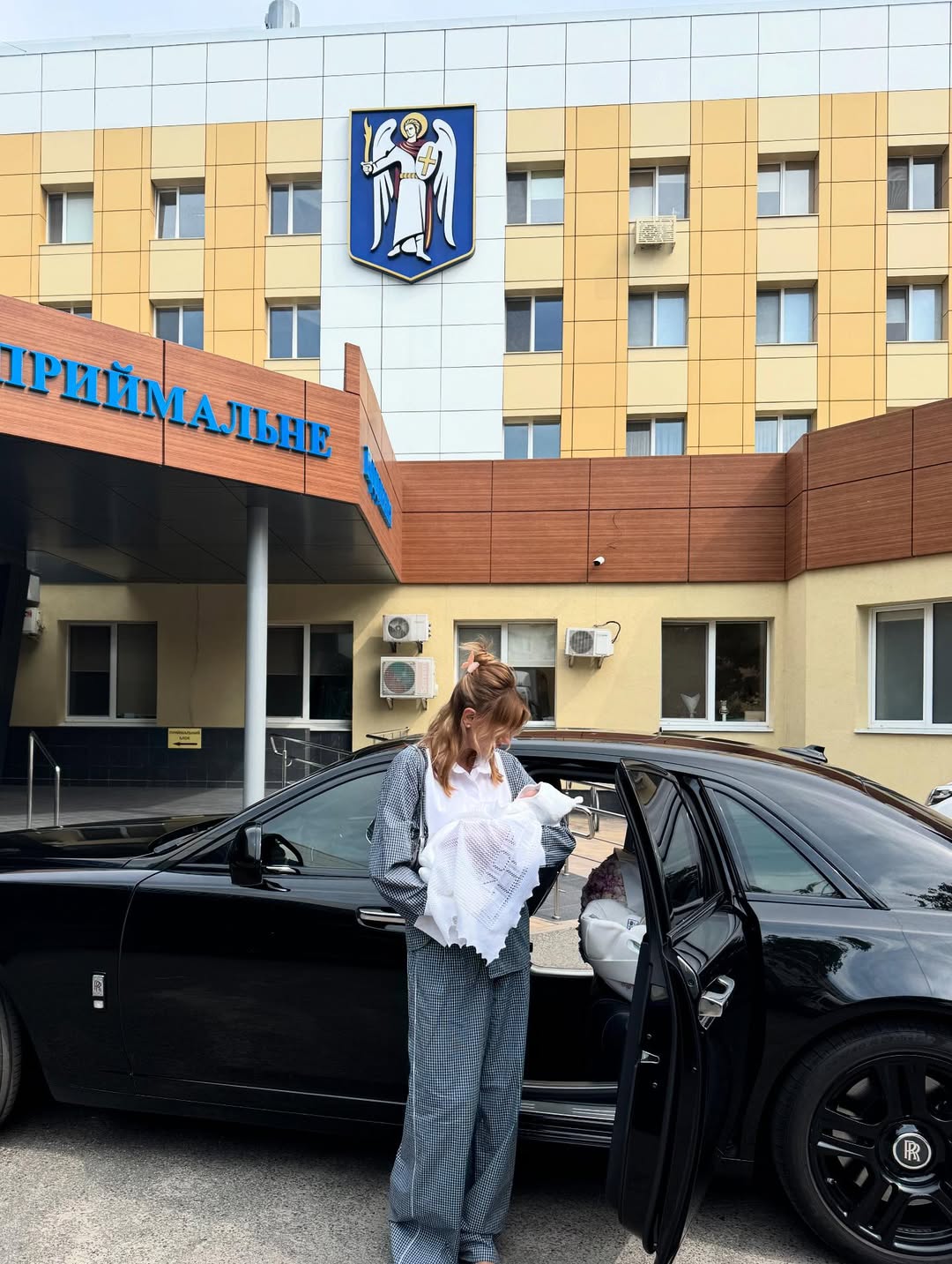 Какой "лук" выбрала Леся Никитюк для выписки из роддома: элегантность в сером oversize-костюме