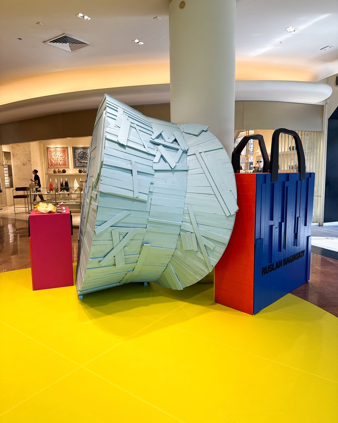 Український тріумф у Парижі: Руслан Багінський відкрив бутик у Galeries Lafayette. Чому це важливо?