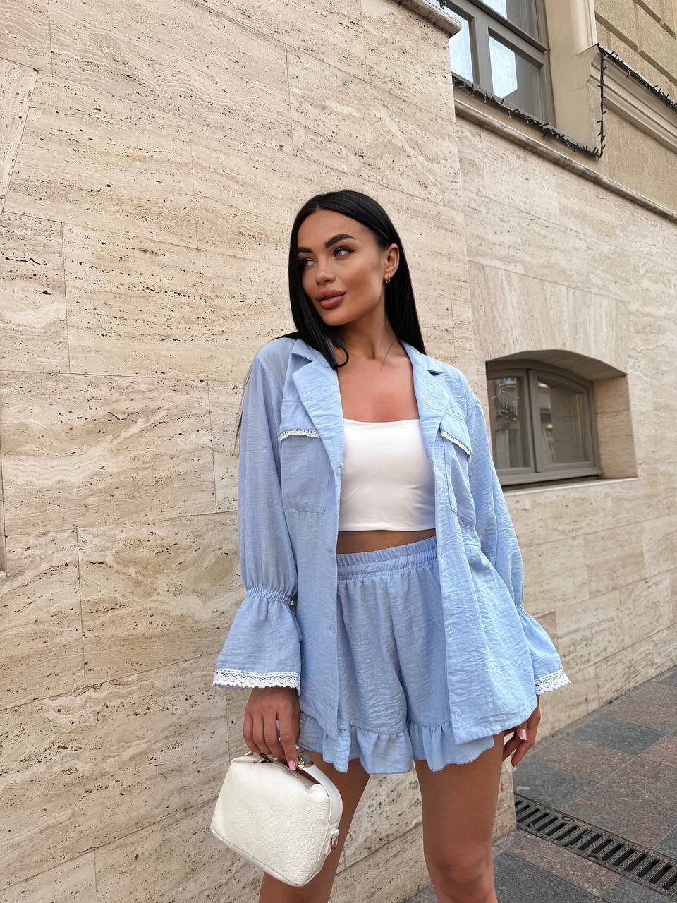 Піжамний стиль повертається: як носити шорти та сорочки цього літа, щоб виглядати модно