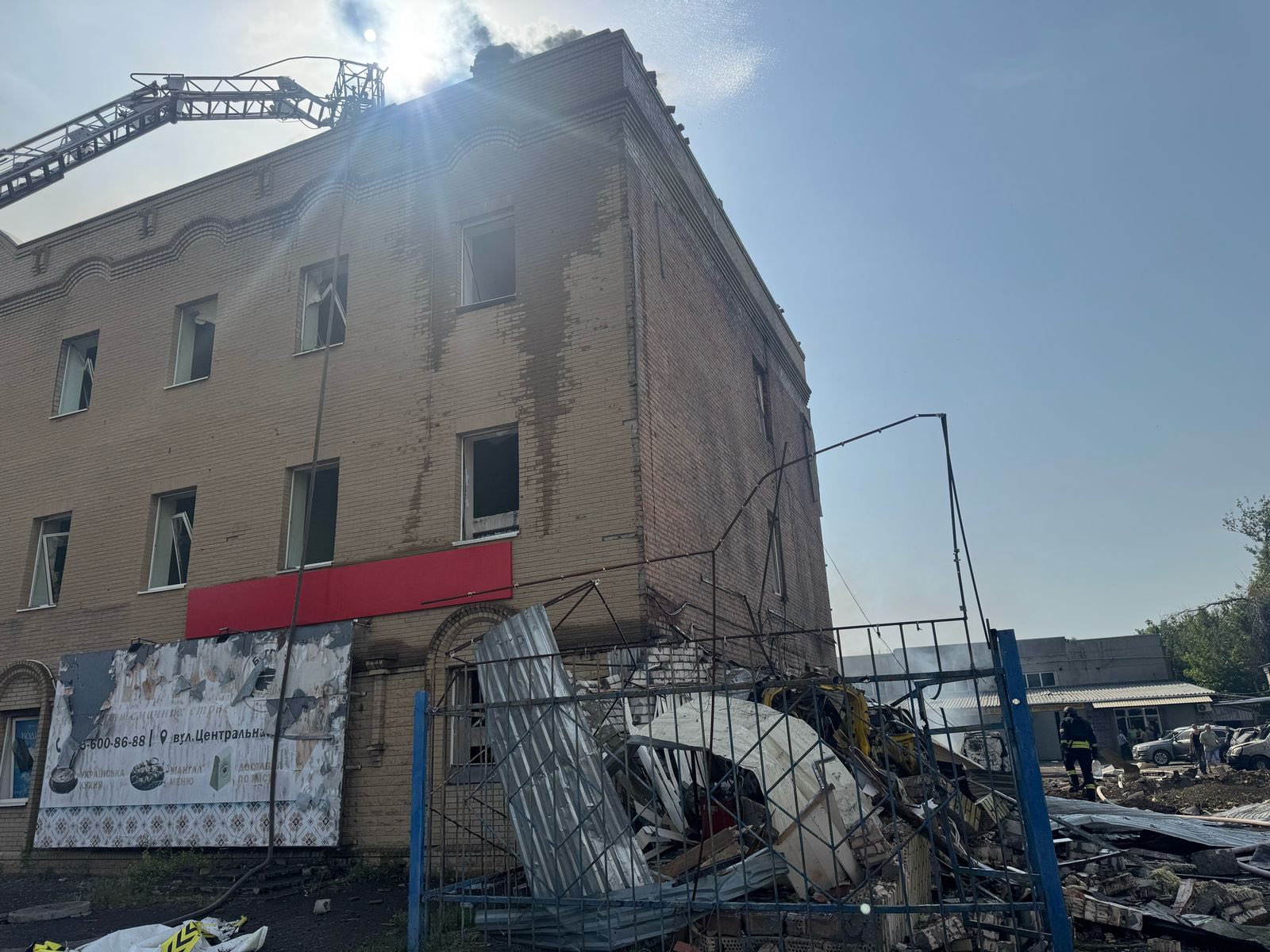 РФ обстріляла центр Слов’янська: є жертва, пошкоджено адмінбудівлю та школу