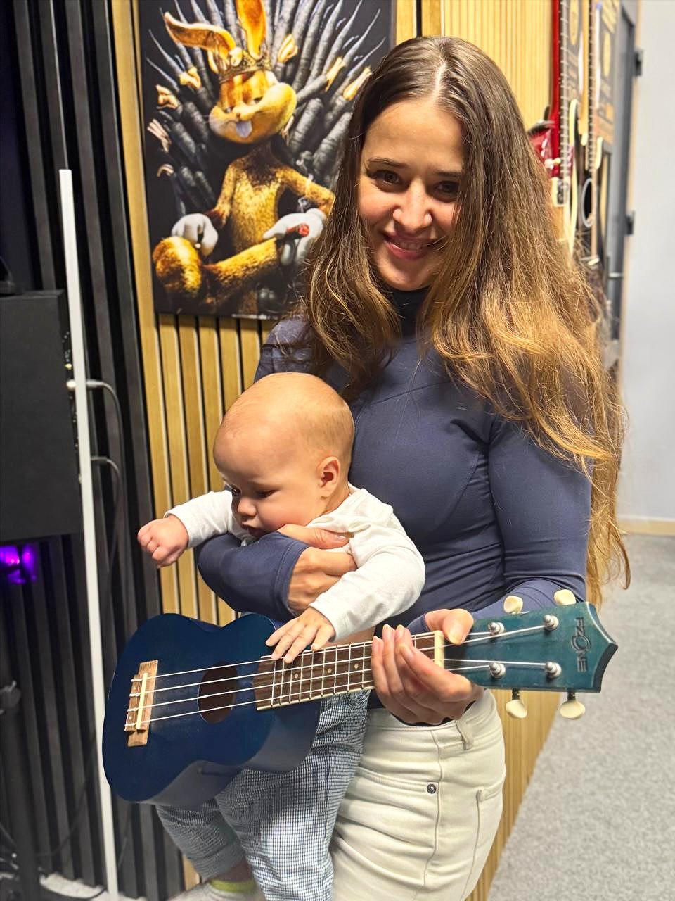 Бывшая Дзидзьо впервые показала лицо 4-месячного сына: на кого он похож