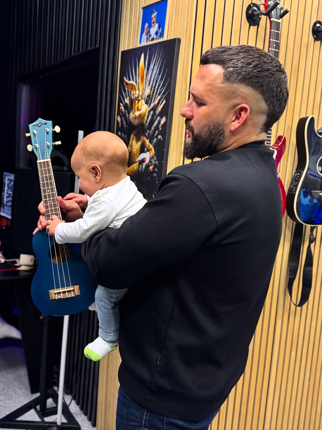 Бывшая Дзидзьо впервые показала лицо 4-месячного сына: на кого он похож