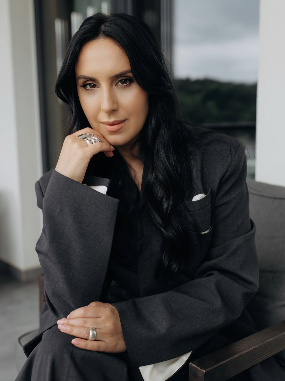 Джамала показала, як стильно носити в'єтнамки на підборах із діловим костюмом