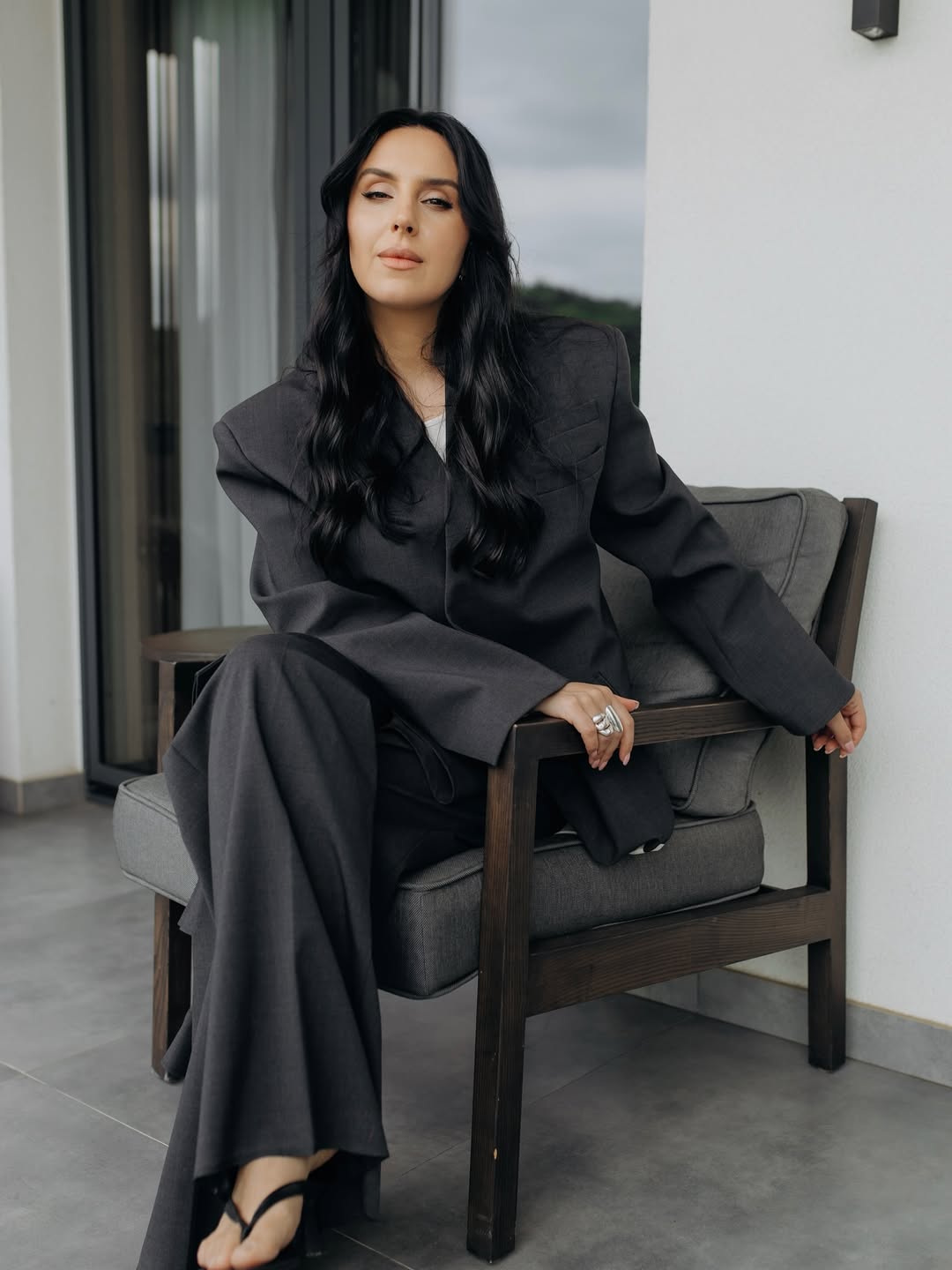 Джамала показала, як стильно носити в'єтнамки на підборах із діловим костюмом