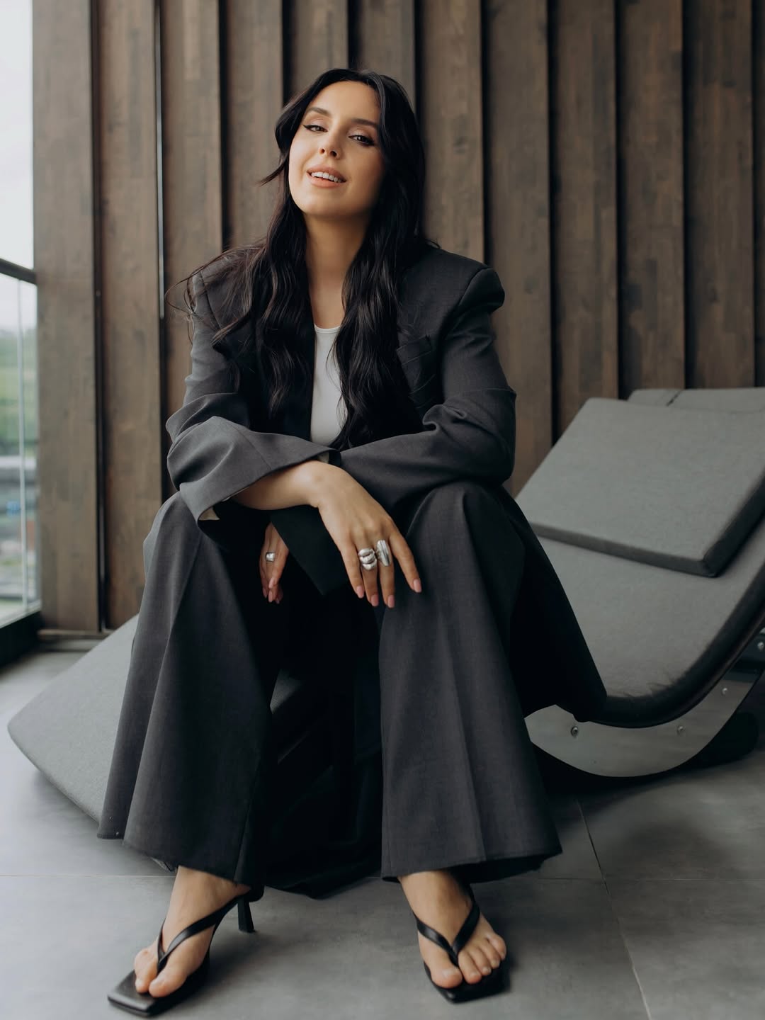 Джамала показала, як стильно носити в'єтнамки на підборах із діловим костюмом