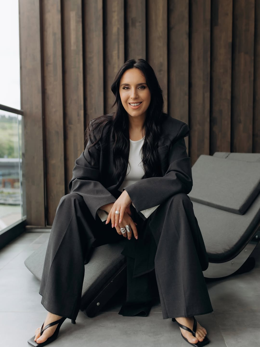 Джамала показала, як стильно носити в'єтнамки на підборах із діловим костюмом