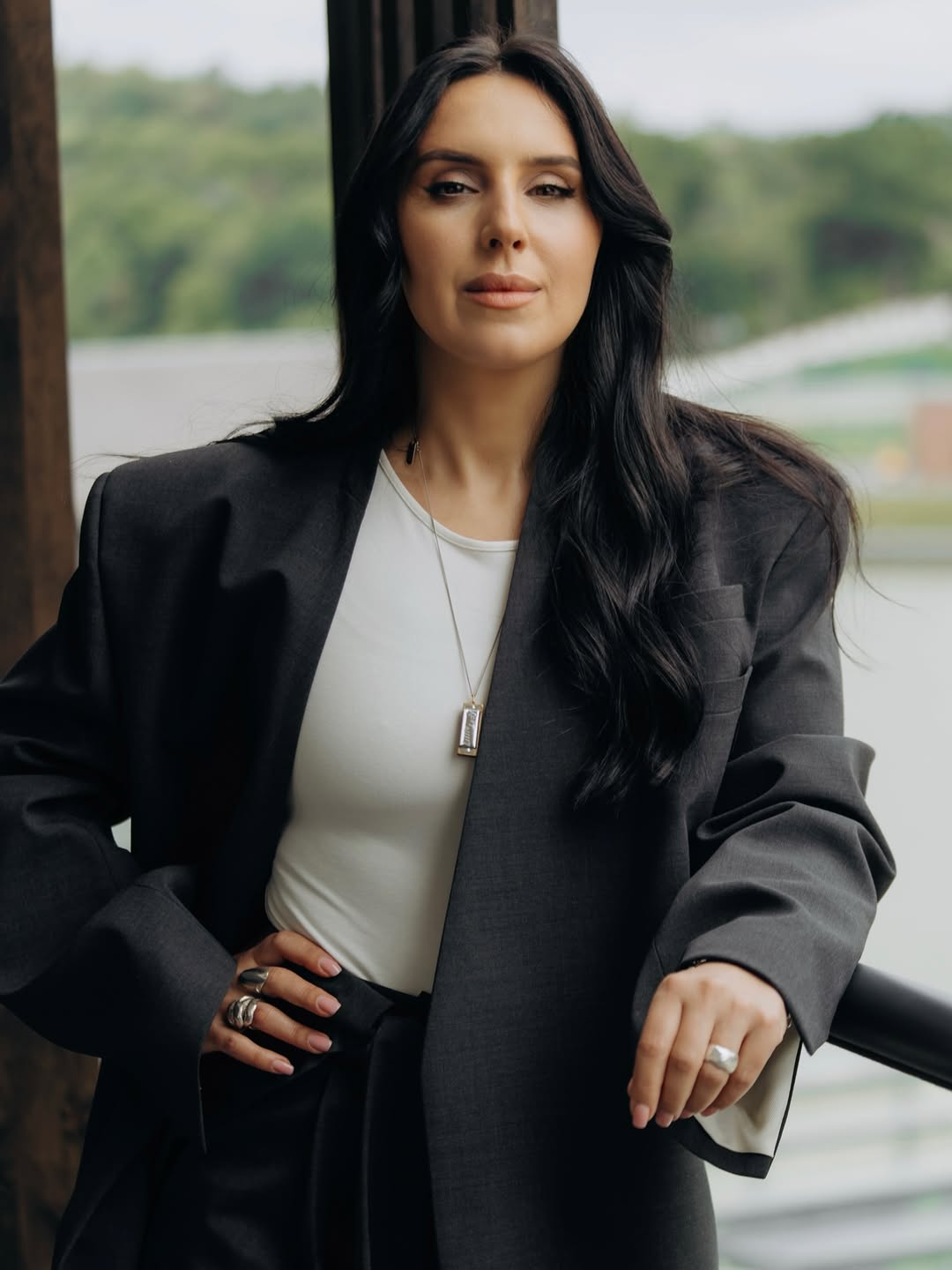 Джамала показала, як стильно носити в'єтнамки на підборах із діловим костюмом