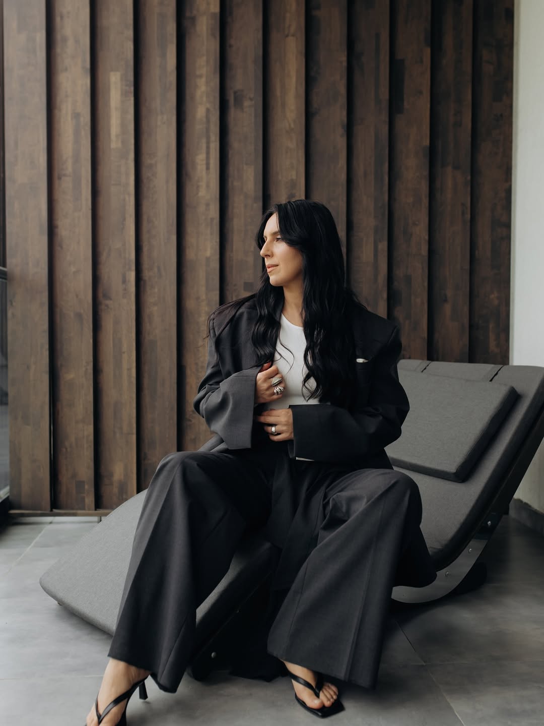 Джамала показала, як стильно носити в'єтнамки на підборах із діловим костюмом