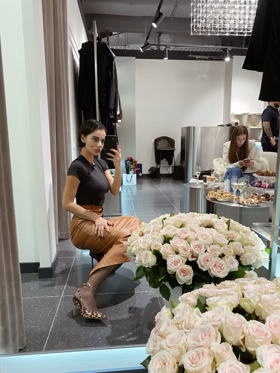 Как носить кожаную юбку осенью 2025: пример от участницы "Холостяка" Николетты