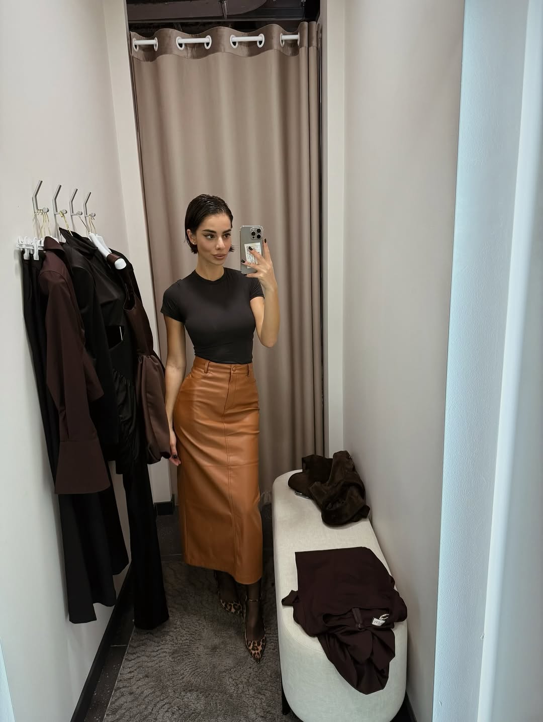 Как носить кожаную юбку осенью 2025: пример от участницы "Холостяка" Николетты