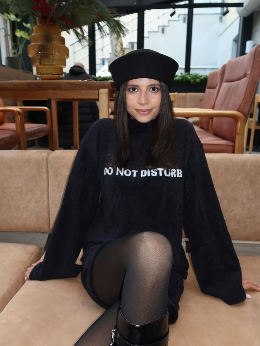 Total black с акцентом: София Шамия показала стильный городской образ