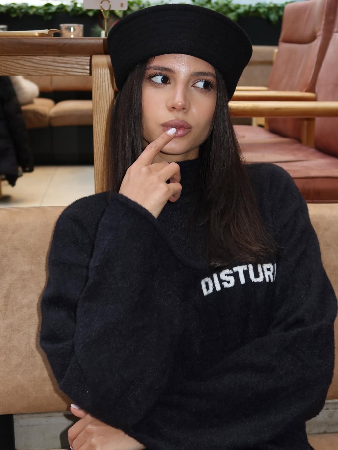 Total black с акцентом: София Шамия показала стильный городской образ