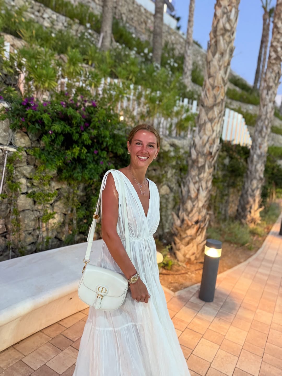 Дружина Решетніка вразила стильним total white "луком": лаконічно й елегантно