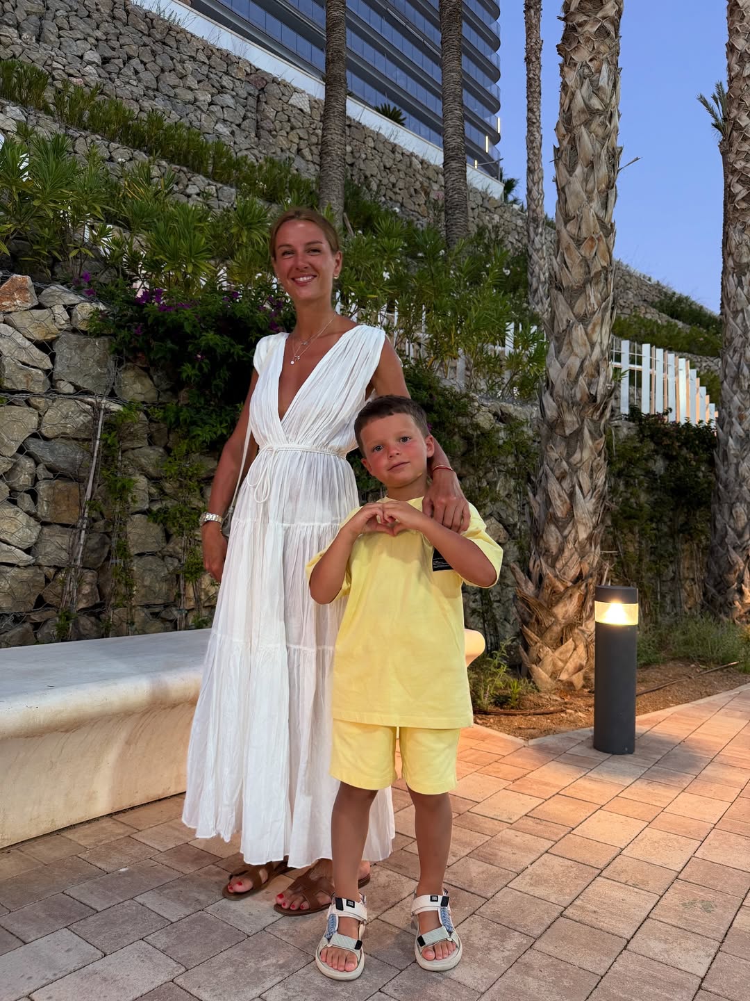 Дружина Решетніка вразила стильним total white "луком": лаконічно й елегантно