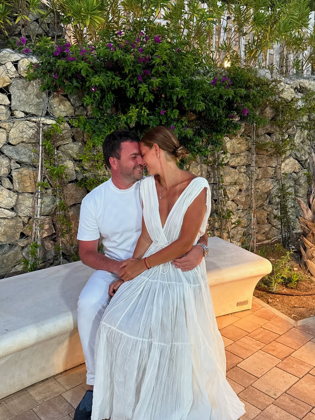 Дружина Решетніка вразила стильним total white "луком": лаконічно й елегантно