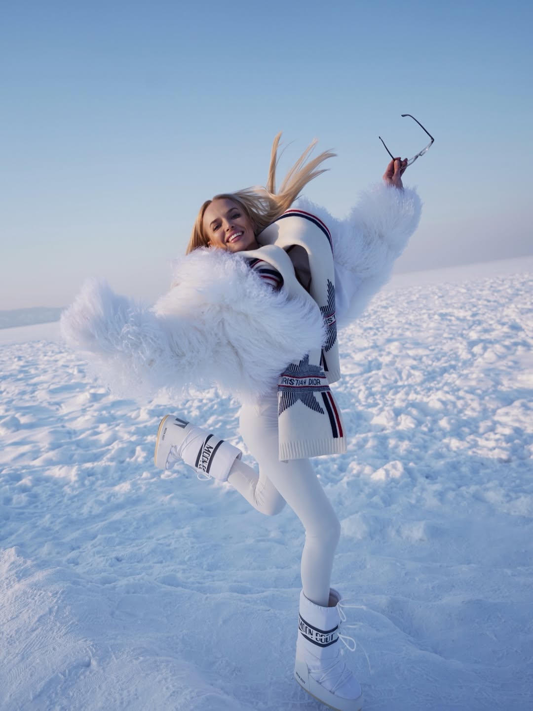 Модная зима 2026: бывшая Цымбалюка в белоснежной шубе и Moon Boots