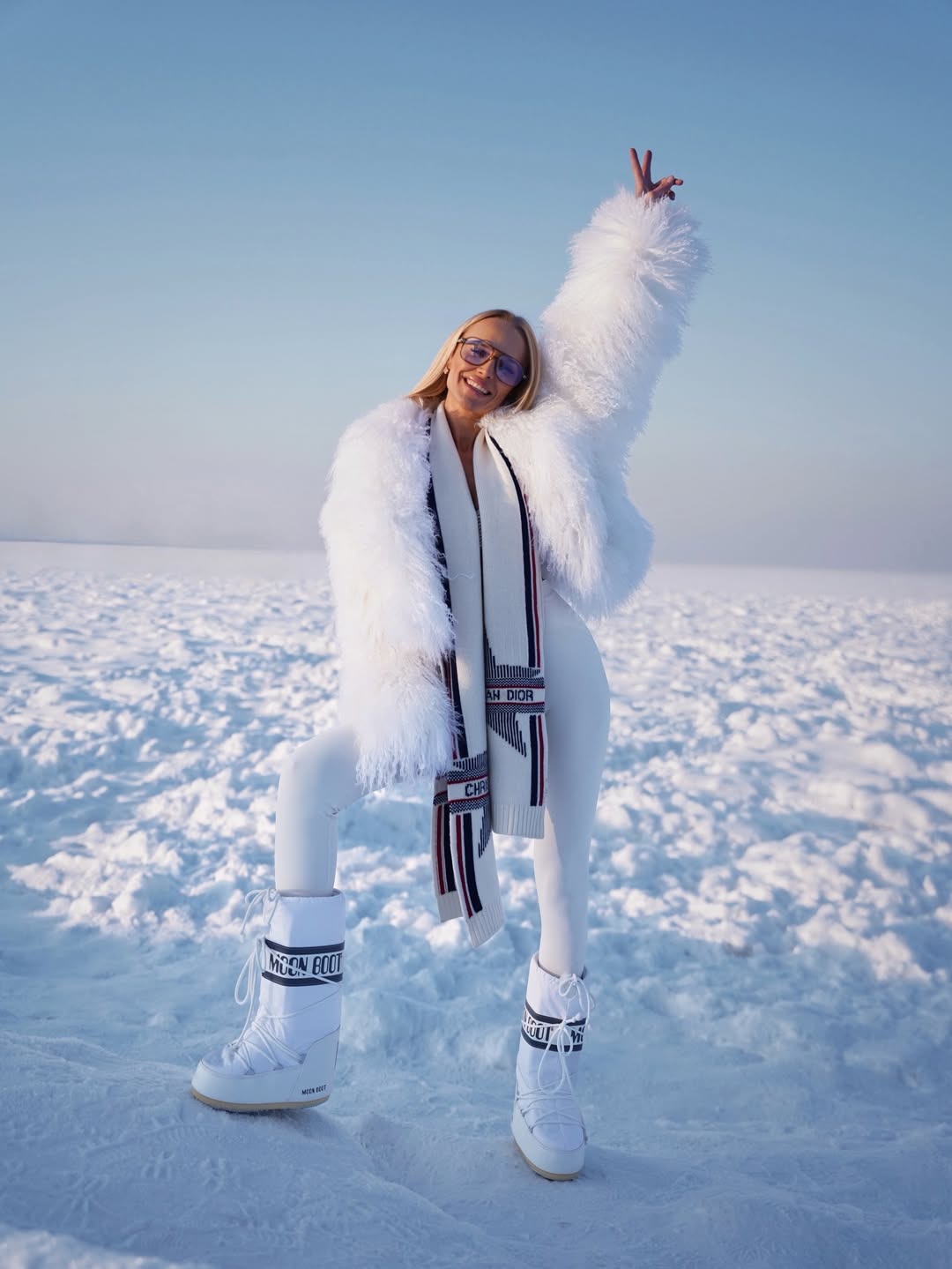 Модная зима 2026: бывшая Цымбалюка в белоснежной шубе и Moon Boots