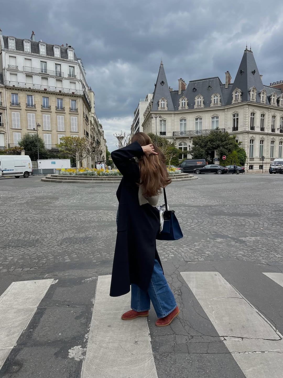 Горняк показала багатошаровий "лук" із пальтом і светром: повторіть цей тренд