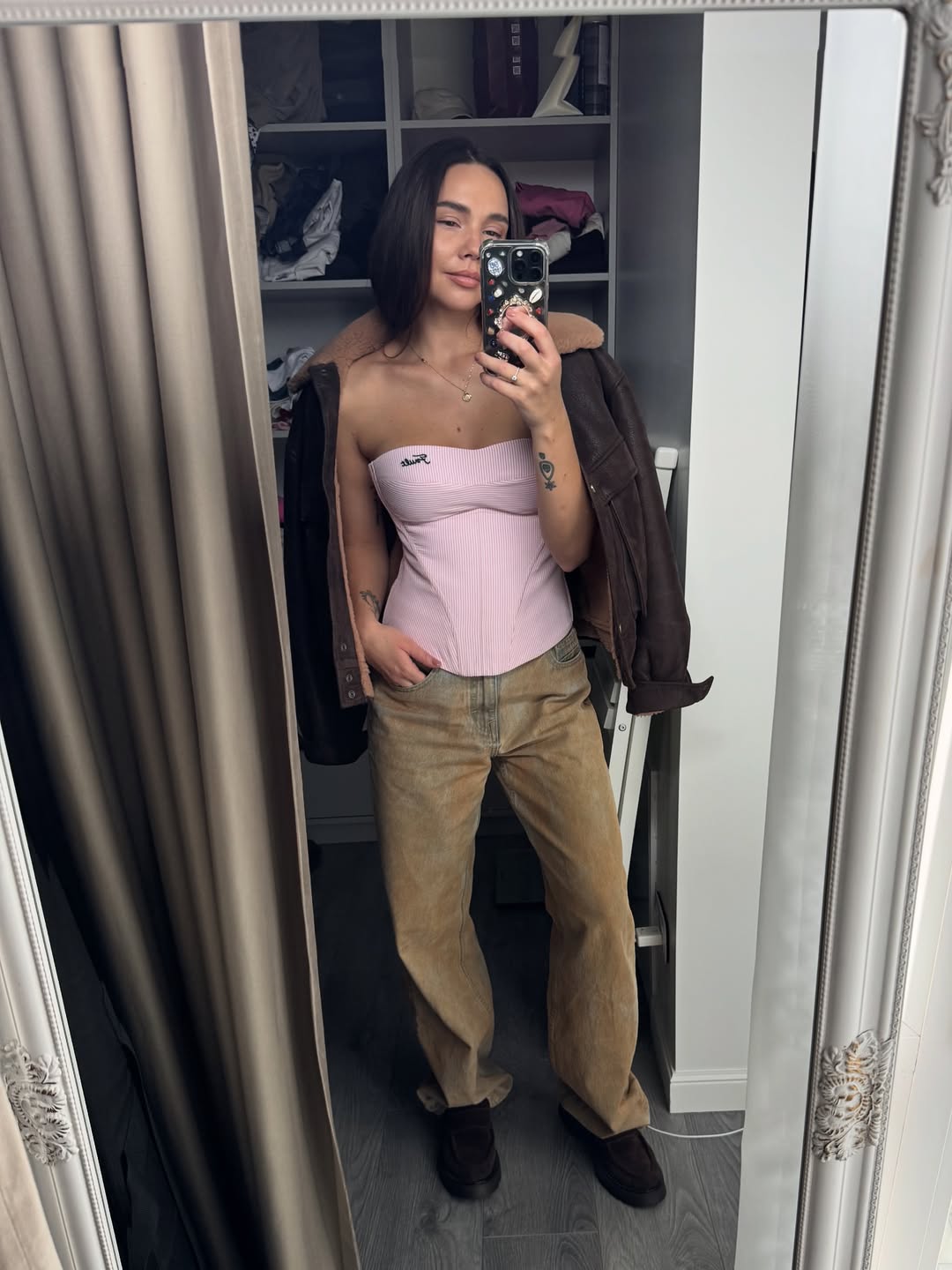 Як виглядають наймодніші джинси на осінь і зиму 2025: дружина Жені Кота задає тренди