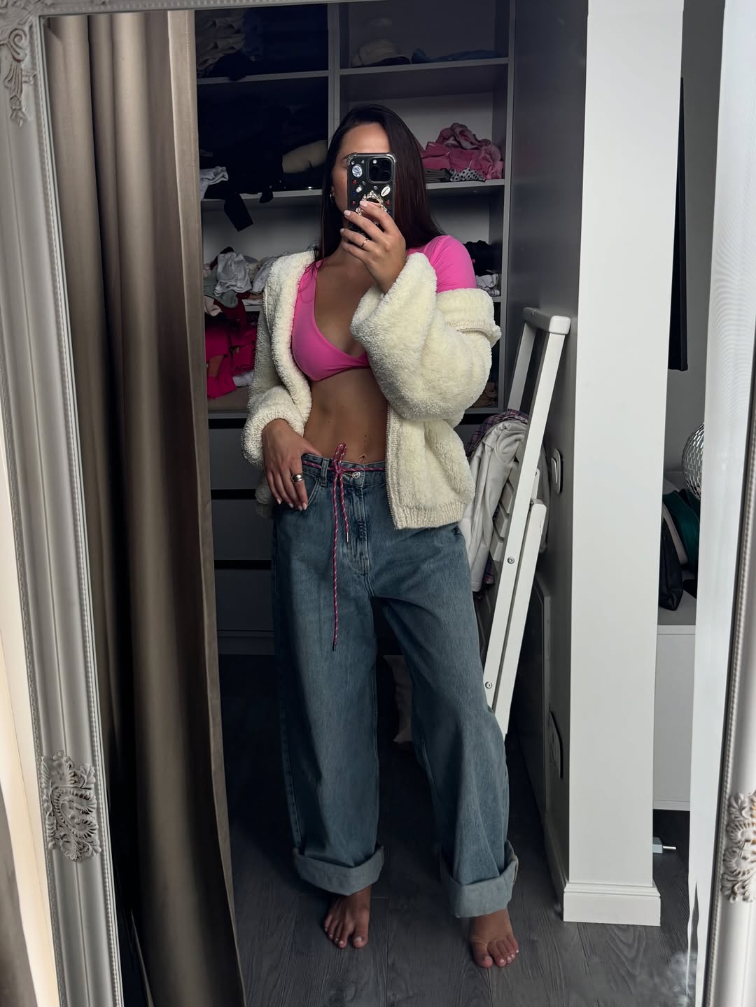 Як виглядають наймодніші джинси на осінь і зиму 2025: дружина Жені Кота задає тренди