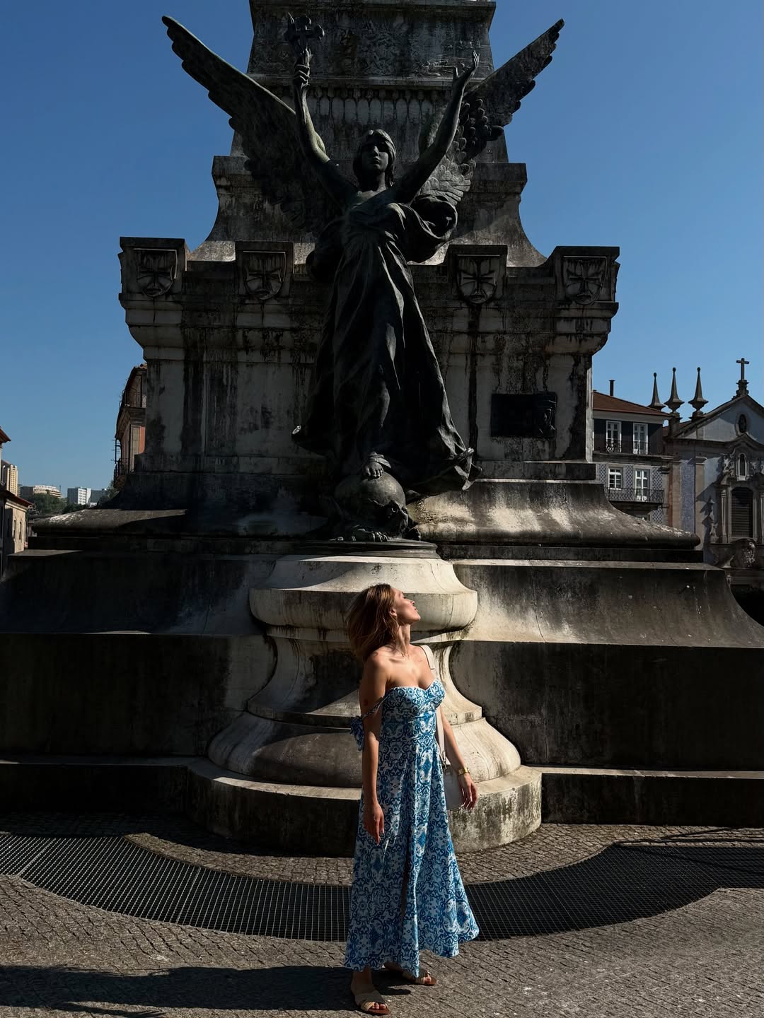 Як стильно носити сукні влітку 2025: ідеї образів від акторки Світлицької