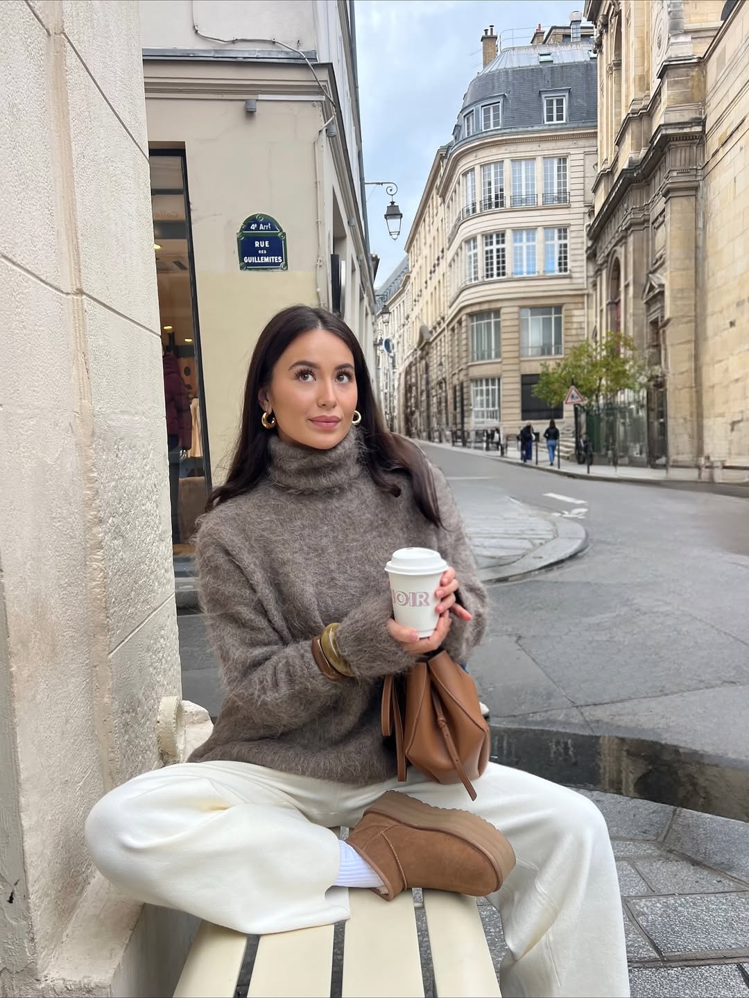 5 наймодніших светрів із високою горловиною, які варто мати цієї зими