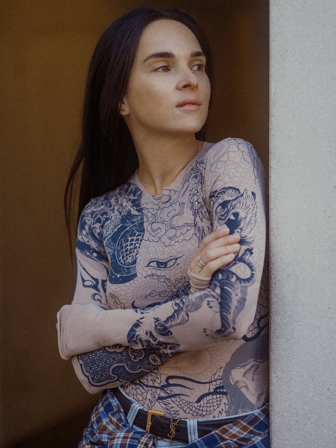 Сміливий стрітстайл: дружина Мірошниченка показала "лук" із джинсами та картатою сорочкою