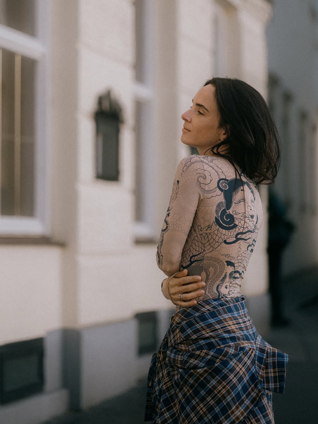 Сміливий стрітстайл: дружина Мірошниченка показала "лук" із джинсами та картатою сорочкою