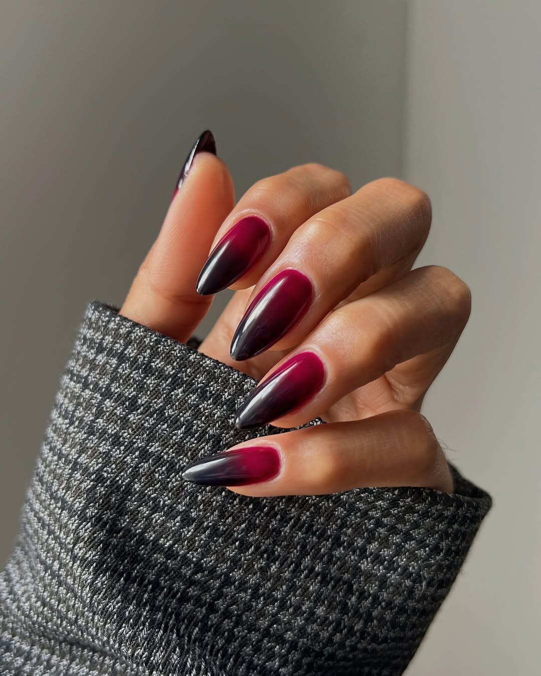 Грошовий манікюр на листопад 2025: цей колір привабить багатство й удачу