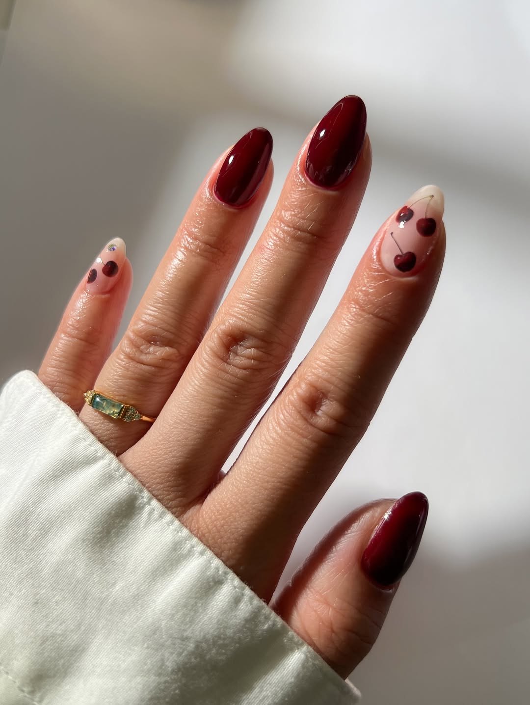 Грошовий манікюр на листопад 2025: цей колір привабить багатство й удачу