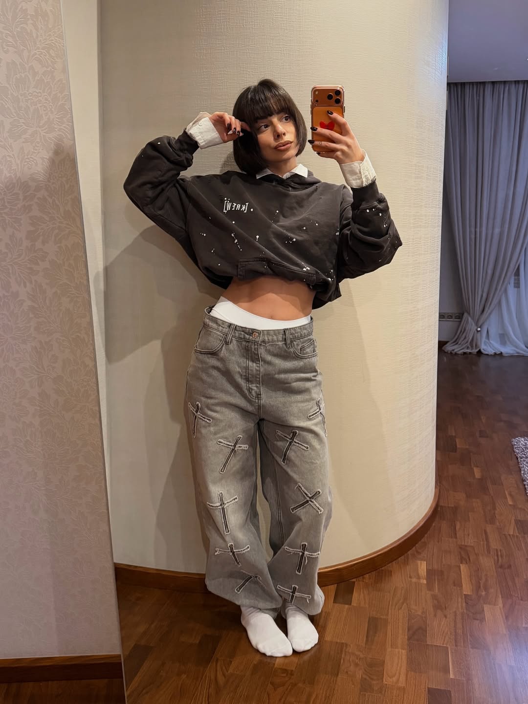 Уличный шик и smart casual: стильные "луки" звезд "Холостяка", которые легко повторить