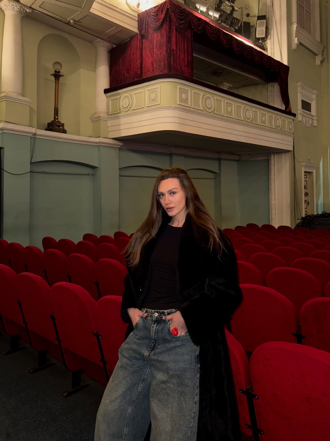 Уличный шик и smart casual: стильные "луки" звезд "Холостяка", которые легко повторить