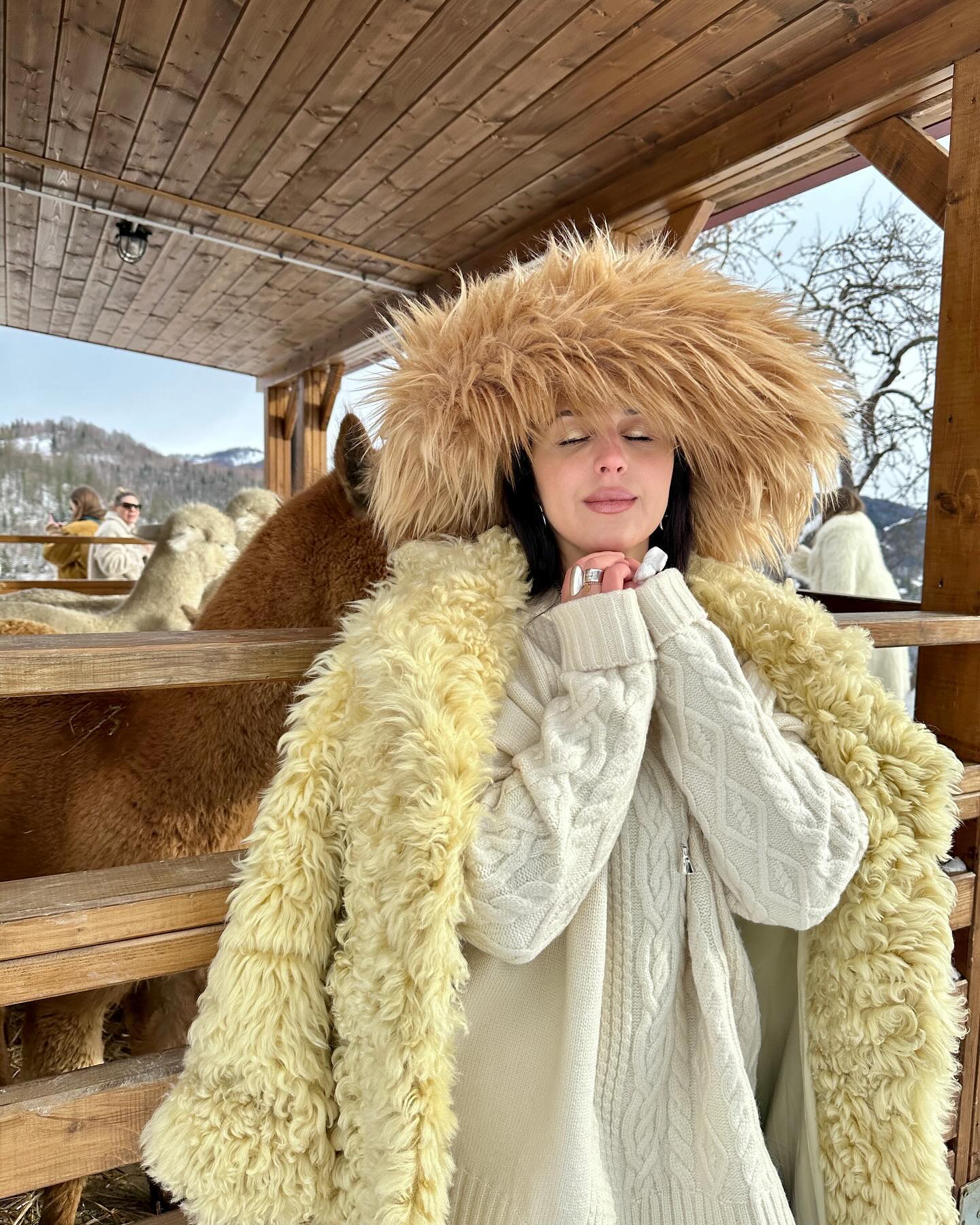 Длинный пуховик и теплая панама: Джамала показала трендовый образ на зиму 2025