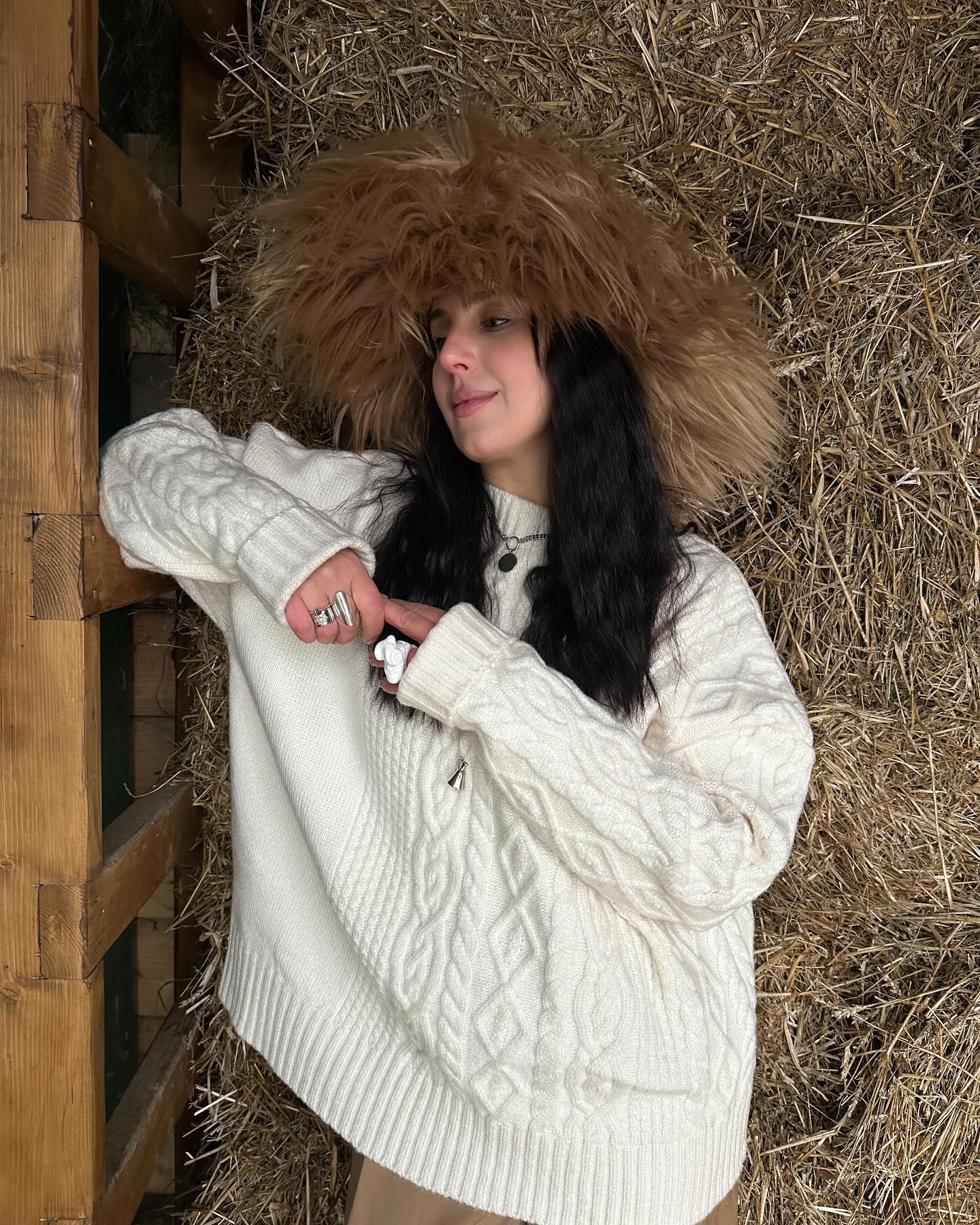 Длинный пуховик и теплая панама: Джамала показала трендовый образ на зиму 2025